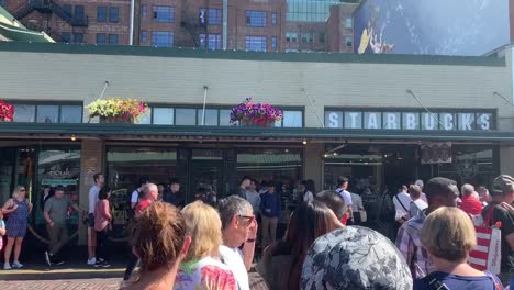 Gente-Esperando-En-Fila-Para-Comprar-Café-En-La-Cafetería-&quot;original-Starbucks&quot;-En-Pike&#39;s-Place