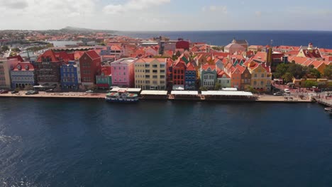 Die-Fähre-überquerte-Die-Bucht-Von-Sint-Anna,-Wenn-Die-Königin-Emma-Brücke-In-Willemstad,-Curaçao,-Für-Den-Schiffsverkehr-Geöffnet-Ist