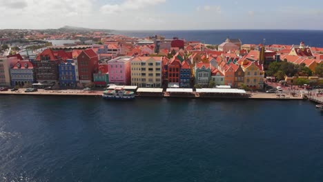 El-Ferry-Solía-Cruzar-La-Bahía-De-Sint-Anna-Cuando-El-Puente-Queen-Emma-Está-Abierto-Para-El-Tráfico-De-Barcos-En-Willemstad,-Curacao