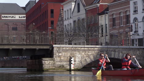 Hombre-Y-Mujer-Adultos-Canotaje-En-El-Río-Del-Centro-De-La-Ciudad,-Día-Soleado-De-Primavera