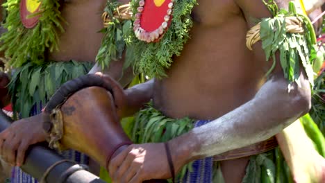 Bailarines-Con-Trajes-Tradicionales-Tocan-Tambores-Kundu-En-Un-Festival-Cultural