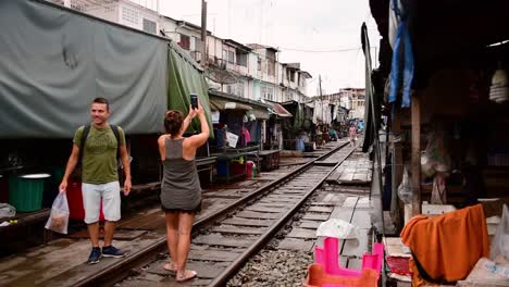 Eine-Aufregende-Zugfahrt-Zum-Mae-Klong-Eisenbahnmarkt