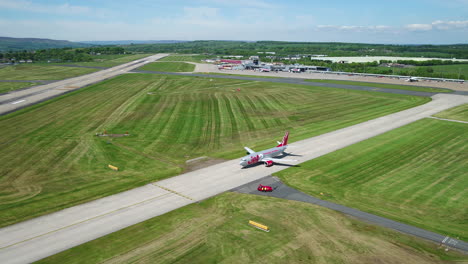 Fahren-Sie-Mit-Einem-Jet2-Flugzeug-Auf-Der-Landebahn-Vom-Hauptflugplatz-Am-Flughafen-Leeds-Bradford-Weg-Und-Nach-Oben