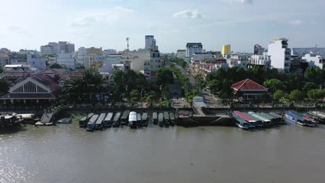 Die-Stadt-Can-Tho,-Vietnam-Mit-Booten,-Fluss-Und-Architektur-Aus-Der-Drohne-An-Einem-Sonnigen-Nachmittag