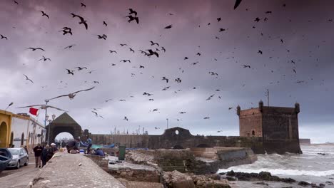Weitwinkelansicht-Des-Hafens-Und-Der-Einfahrt-Nach-Essaouira,-Marokko-An-Einem-Stürmischen-Tag