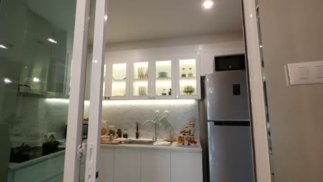 Stilvolle-Küchen--Und-Speisekammerdekoration-Mit-Geräten