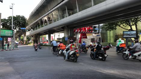Lapso-De-Tiempo-De-Una-Concurrida-Encrucijada-En-Bangkok-Durante-Un-Día-Con-Muchos-Autos-Y-Motos-Cruzando-La-Calle