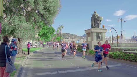 Läufer,-Die-Am-Zürcher-Marathon-In-Málaga-Teilnehmen,-Laufen-An-Der-Kamera-Vorbei