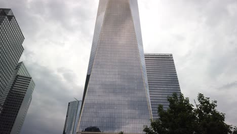 Freedom-Tower-In-Manhattan,-New-York,-Moderner-Wolkenkratzer-Mit-Nach-Oben-Geneigter-Ansicht