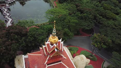 Vista-Aérea-Del-Templo-Budista-Con-Escultura-De-León-En-El-Antiguo-Parque-De-La-Ciudad-De-Siam,-Muang-Boran,-Tailandia,-Gran-Colección-De-Repicas-De-Monumentos-Famosos