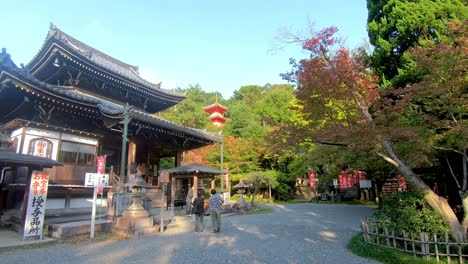 Los-Turistas-Se-Paran-Frente-Al-Templo-Imakumano-Kannon-ji,-Kyoto,-Japón
