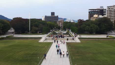 Turistas-Rindiendo-Homenaje-En-El-Parque-Conmemorativo-De-La-Paz-De-Hiroshima