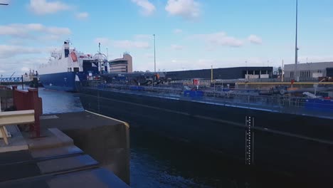 Tankschiff-Ursa-Montana-Im-Hafen-Von-Zeebrugge,-Belgien
