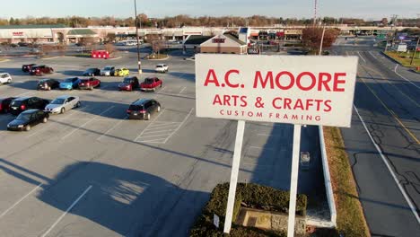 Luftbild:-AC-Moore-Arts-Crafts-Store-Schild-Entlang-Der-Autobahn,-Fensterläden,-Bankrottes-Unternehmen