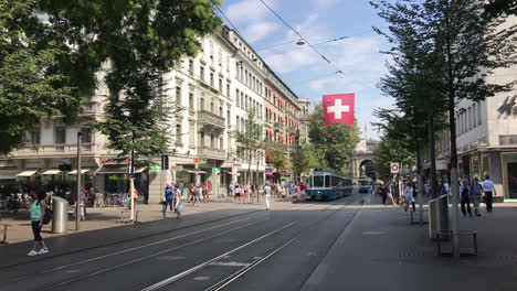 Zürich,-Schweiz,-Circa:-Einkaufsstraße-In-Der-Stadt-Zürich-In-Der-Schweiz