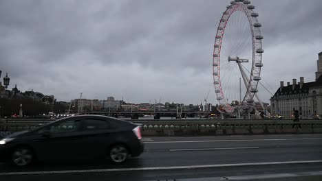 The-London-eye-on-a-rainy-day-in-London