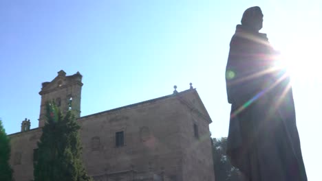 Salamanca,-España---7-De-Diciembre-De-2019:-Estatua-Situada-Frente-Al-Monasterio-De-San-Esteban