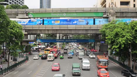 Bts-Skytrain-Moviéndose-Sobre-Una-Gran-Intersección-En-El-Centro-De-La-Ciudad-De-Bangkok