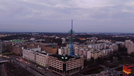 Vista-Aérea-De-Drones-De-La-Torre-De-Comunicación-Elisa-En-Pasila,-Helsinki-Finlandia