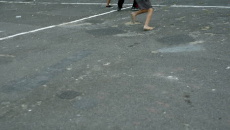 Handaufnahme-Eines-Südafrikanischen-Jungen,-Der-Auf-Einem-Township-Spielplatz-Im-Salamander-Park-Im-Wohngebiet-Hangberg-Straßenfußball-Spielt