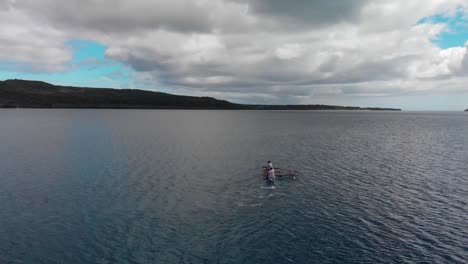 Insel-Vanuatu,-Ozeanien,-Luftaufnahme-Von-Fischern-In-Einem-Alten-Traditionellen-Boot-Mit-Auslegerpaddeln