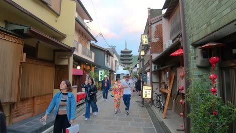 Tourists-walk-down-Yasaka-Street-with-Yasaka-no-to-Pagoda-in-background,-Kyoto
