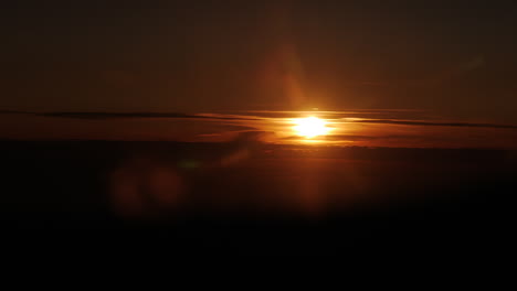 Epische-Luftaufnahme-Des-Blendenden-Sonnenlichts-Am-Horizont-Während-Des-Sonnenuntergangs-Am-Abend