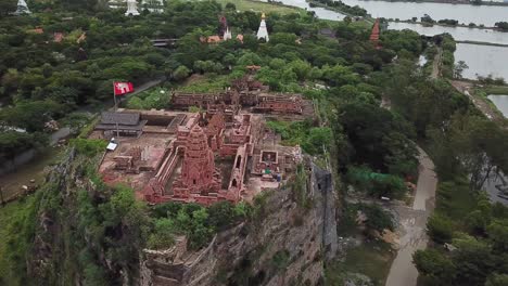 Nachbildung-Des-Preah-Vihear-Tempels-Auf-Einem-Künstlichen-Hügel-Im-Antiken-Stadtmuseum-Von-Siam,-Filmische-Luftaufnahmen,-Vom-Ursprünglichen-Standort-An-Der-Grenze-Zu-Kambodscha,-Thailand