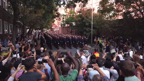 Una-Foto-De-Muchas-Personas-Grabando-Con-Sus-Teléfonos-Inteligentes-A-Un-Grupo-De-Soldados-En-Un-Desfile