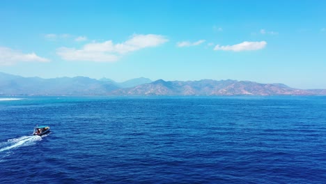 Eine-Atemberaubende-Landschaft-Eines-Schnellboots-In-Indonesien-Unter-Dem-Strahlend-Blauen-Himmel-Darüber-–-Totalaufnahme
