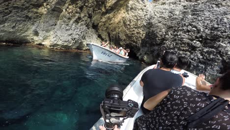 El-Barco-Sale-De-Una-Cueva-Estrecha-Que-Se-Abre-En-Un-Acantilado-Rocoso-Mientras-Los-Pasajeros-En-Otro-Barco-Saludan-Y-Esperan-Para-Entrar