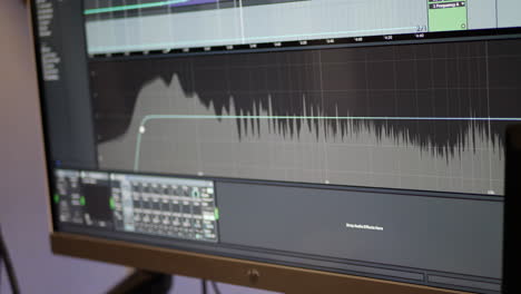 Ein-Musikproduzent-Nutzt-Die-Digitale-Audio-Workstation-Softare-Ableton-Live-Auf-Einem-Computerbildschirm-In-Einem-Studio