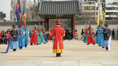 Ceremonia-De-Cambio-De-Guardia-En-La-Puerta-Del-Palacio-Gyeongbokgung-Seúl,-Corea-Del-Sur