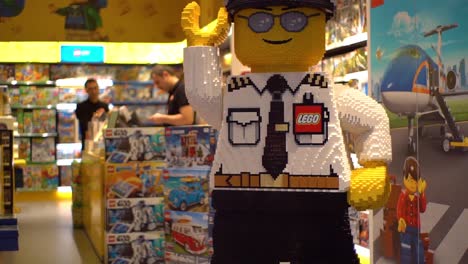Großer-Lego-Polizist-Steht-In-Einem-Spielzeugladen