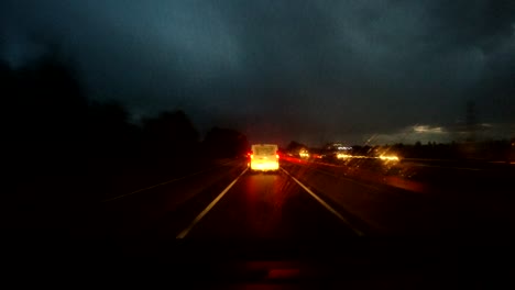Lapso-De-Tiempo-De-Conducción-Nocturna-Desde-El-Parabrisas-De-La-Autocaravana-Navegando-Por-El-Tráfico-En-La-Autopista-M5-En-El-Reino-Unido