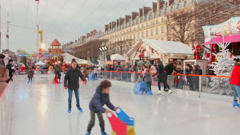 Pista-De-Patinaje-Sobre-Hielo,-Mercado-De-Navidad,-París,-Francia