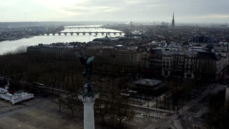 Circo-Arlette-Gruss-En-El-Monumento-Girondins-Place-Des-Quinconces-Y-Vista-De-La-Ciudad,-Rotación-Aérea-Derecha