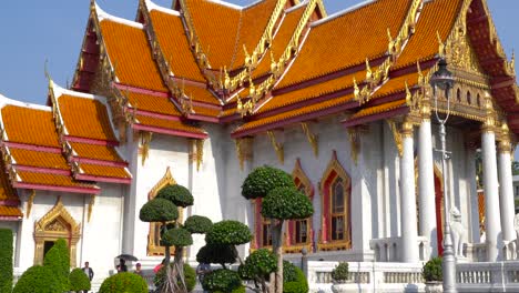 Bangkok,-Tailandia---Una-Hermosa-Azotea-Dorada-Y-Diseños-Exteriores-únicos-Del-Templo-Wat-Benchamabophit---Plano-Medio