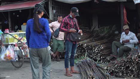 Wide-Shot-of-Sugar-Cane-Market-Traders