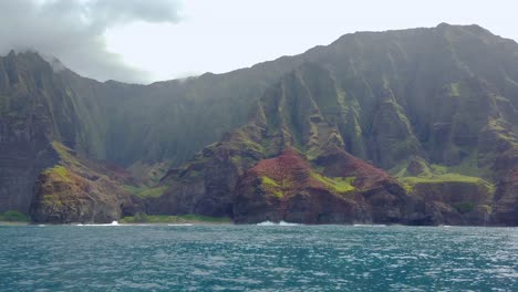 4k-Hawaii-Kauai-Bootfahren-Auf-Dem-Ozean,-Der-Von-Links-Nach-Rechts-Von-Der-Bergküste-Zum-Na-Pali-Coast-State-Wilderness-Park-Schwimmt
