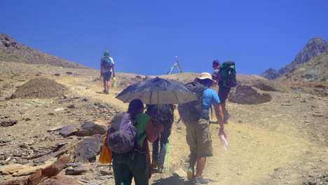 Gente,-Excursionistas-Trepando-Por-La-Ladera-De-La-Montaña-En-Un-Caluroso-Día-Soleado-En-El-Himalaya