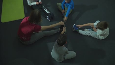 Frau-Bringt-Kleinen-Jungen-Aufwärmübungen-Vor-Dem-Parkour-Training-In-Einem-Fitnessstudio-In-Der-Stadt-Cluj,-Napoca,-Rumänien-Bei-–-Panoramaaufnahme