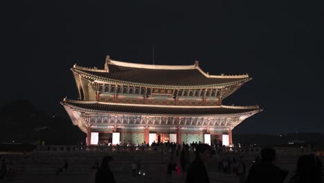 Hyperlapse-Des-Nächtlichen-Wahrzeichens-Des-Gyeongbokgung-Palastes-In-Seoul,-Südkorea