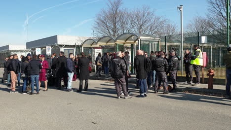 Mitarbeiter-Versammeln-Sich-Am-Flughafen-Malpensa,-Um-Gegen-Die-Entlassungen-Der-Fluggesellschaft-Airitaly-Zu-Protestieren