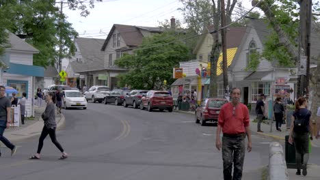 Pedestrian-and-car-traffic-on-a-street-in-Woodstock,-New-York-Upstate