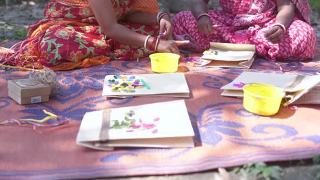 Mujeres-Indias-Pobres-Decorando-Y-Haciendo-Bolsas-Al-Aire-Libre