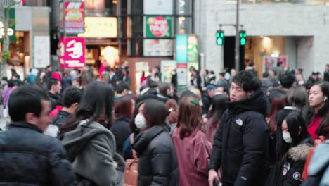 Multitud-De-Personas-Cruzando-Rápidamente-La-Calle-En-El-Centro-De-Tokio,-Japón