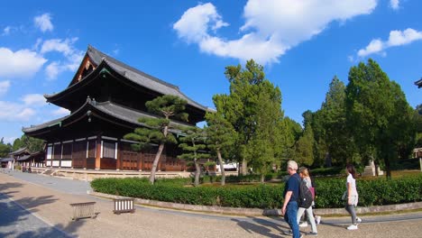 Touristen-Gehen-Durch-Den-Nanmei-in-Tempelkomplex.-Kyoto,-Japan