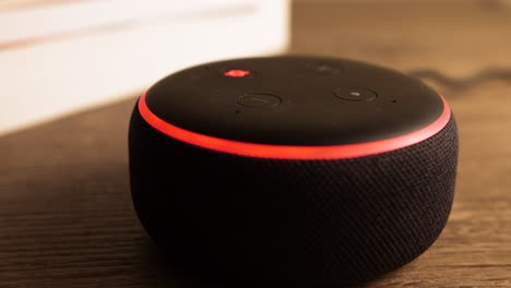 La-Mano-Del-Hombre-Caucásico-Presiona-El-Botón-Para-Desactivar-El-Micrófono-De-Amazon-Alexa