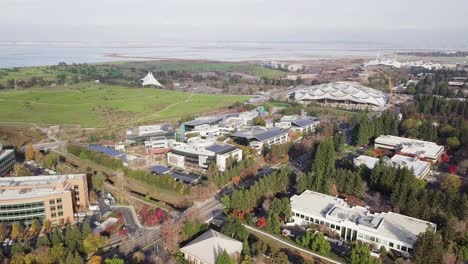 Luftaufnahme-Von-Googleplex,-Dem-Globalen-Hauptsitz-Von-Google-Im-Silicon-Valley,-Nach-Rechts-Drehen,-Teil-2